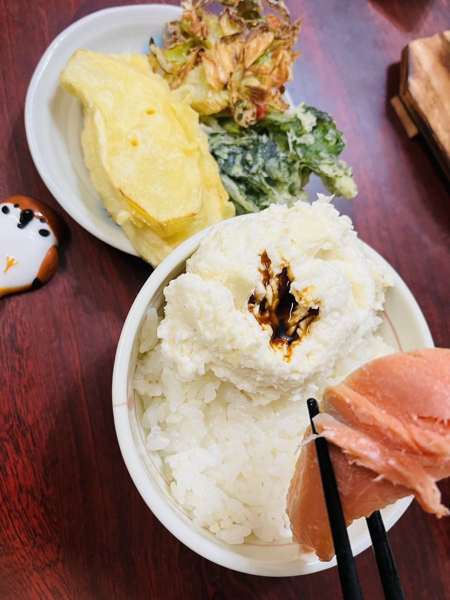 gunmakaachan's tweet image. #あいるしっぷ
#FMみやこ
こんばんは〜
今夜は、天ぷら、じゃがいも，
桜エビ長ネギのかき揚げ，春菊 揚げたよ
とろろ芋、焼き鮭とごはん🍚
美味しかった
揚げたて家族に先に熱々出す
🙋‍♀️片付けてから食べ始めると冷めてる
#夕ごはん 後に
自分用にポテトフライ😋熱々良いね🥔