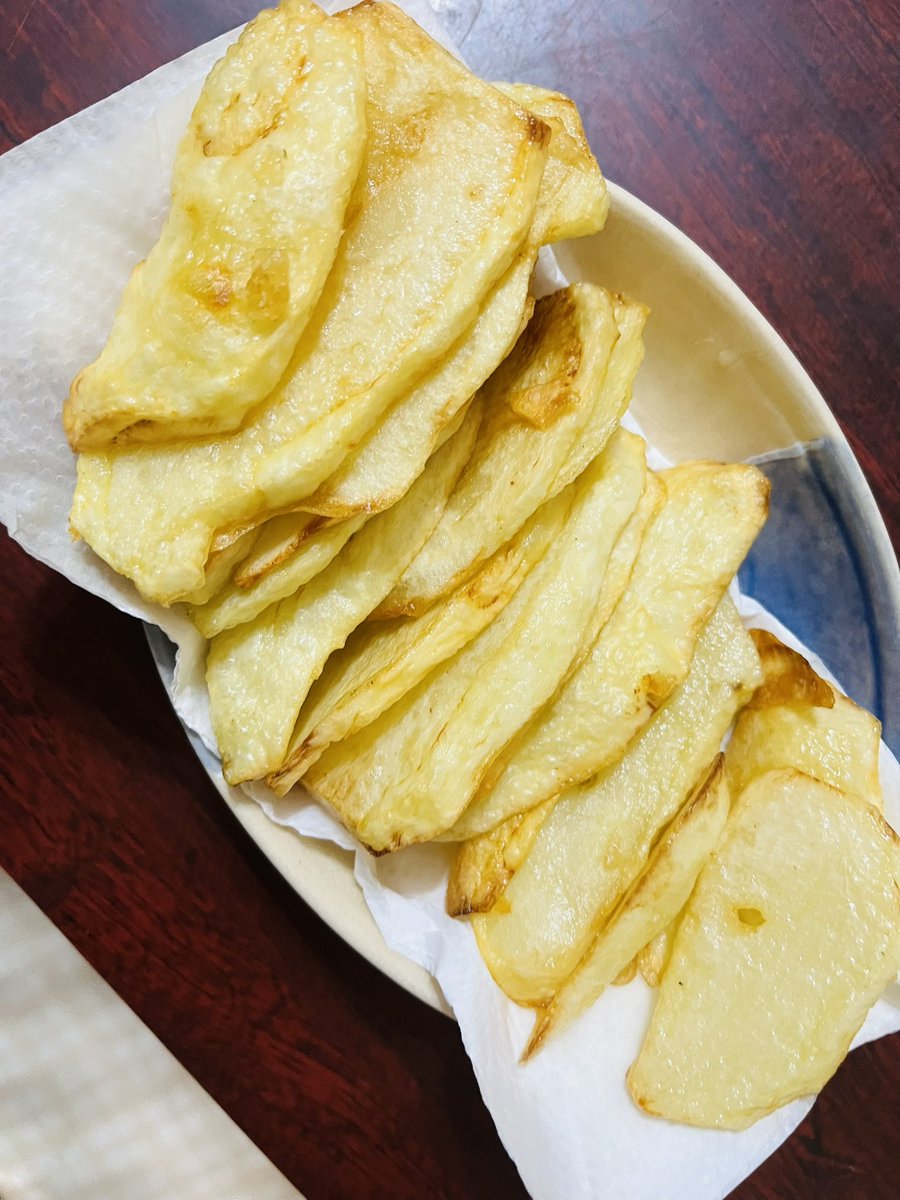 gunmakaachan's tweet image. #あいるしっぷ
#FMみやこ
こんばんは〜
今夜は、天ぷら、じゃがいも，
桜エビ長ネギのかき揚げ，春菊 揚げたよ
とろろ芋、焼き鮭とごはん🍚
美味しかった
揚げたて家族に先に熱々出す
🙋‍♀️片付けてから食べ始めると冷めてる
#夕ごはん 後に
自分用にポテトフライ😋熱々良いね🥔