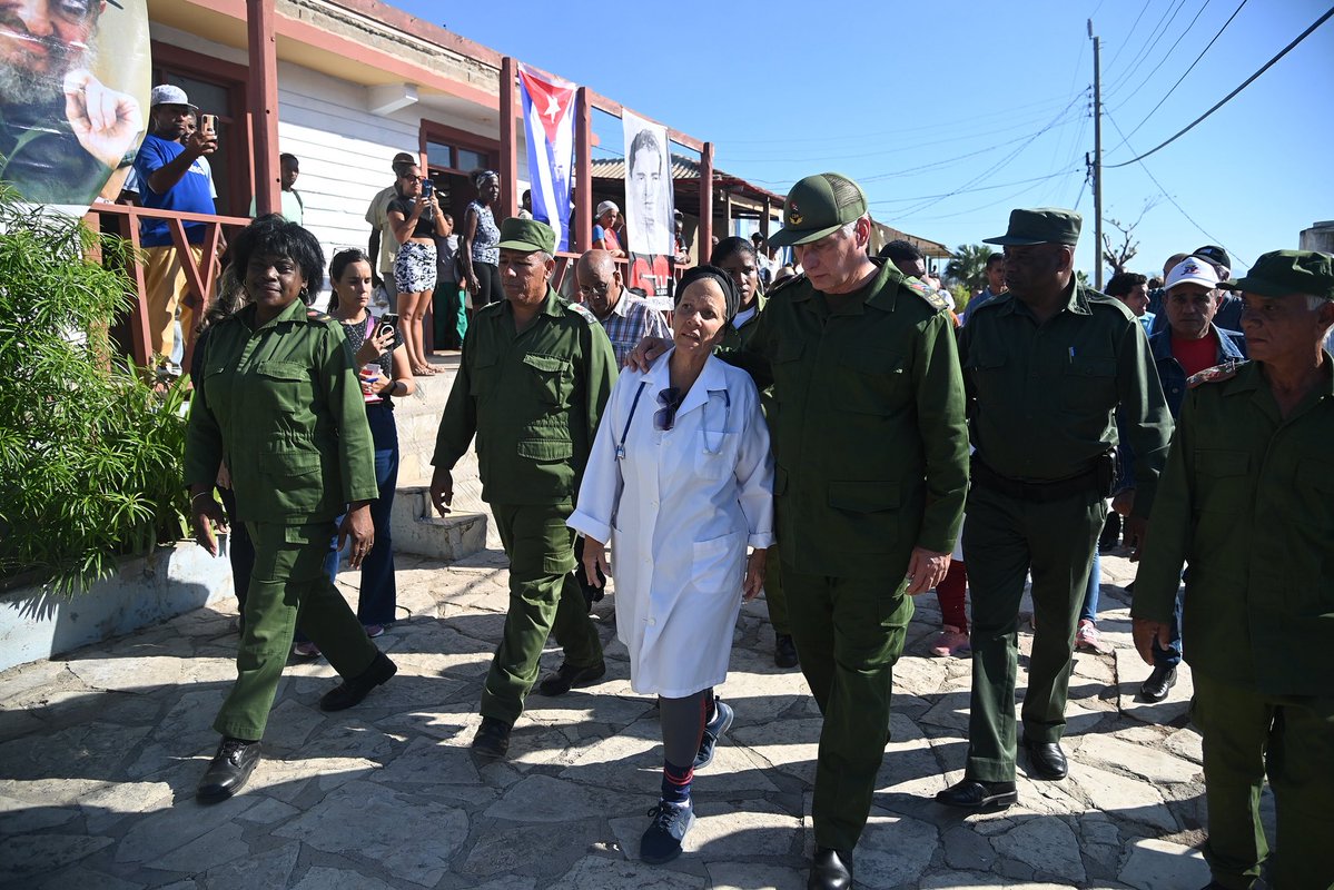 DiazCanelB's tweet image. Todas las fuerzas del país se ponen en función de Santiago de #Cuba, para dar el impulso definitivo en la recuperación de servicios vitales de la provincia por donde entró el huracán Melissa, causando grandes estragos. Así lo precisamos ayer en Consejo de Defensa Provincial.

1/2