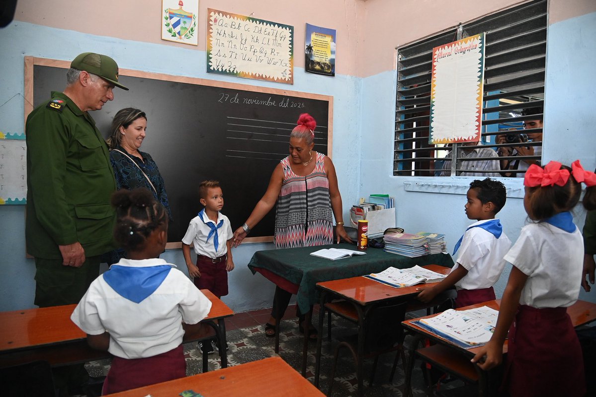 DiazCanelB's tweet image. Todas las fuerzas del país se ponen en función de Santiago de #Cuba, para dar el impulso definitivo en la recuperación de servicios vitales de la provincia por donde entró el huracán Melissa, causando grandes estragos. Así lo precisamos ayer en Consejo de Defensa Provincial.

1/2