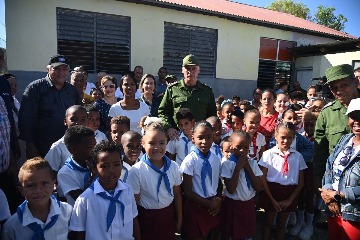 Fue muy emotivo visitar esta vez Cayo Granma, conversar con su gente, cercana y cariñosa; estar en la escuela primaria ya restablecida; y conocer todo lo que se está haciendo para recuperar ese hermoso lugar, símbolo de la ciudad santiaguera. Prometí volver, y así será.

2/2