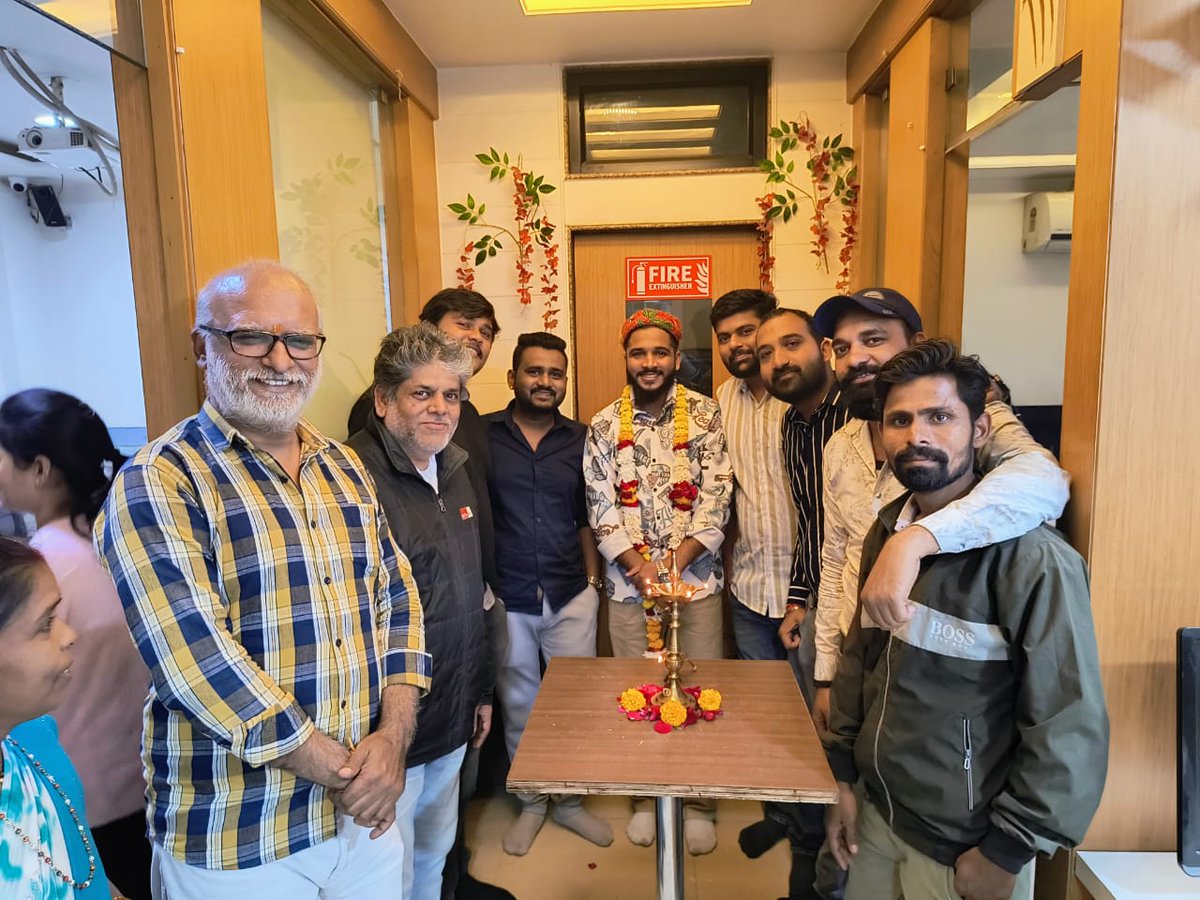 Celebrating birthday with our Indian culture and roots @_ar_adam
#happybirthday #birthday #matchbox #matchboxindia #birthdaycelebration2025 #birthdayparty