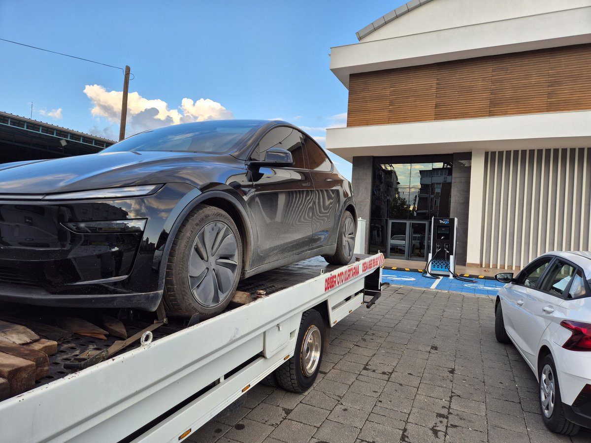 Trugo’da şarj olan bir başka Tesla daha şarj esnasında hata verdi ve araç Antalya’dan servise çekiciyle gitti. Tesla daha öncede olan bu tip şarj istasyonu kaynaklı arızaları garantiye sokmuyor. Araç sahibi arkadaşımıza geçmiş olsun.
