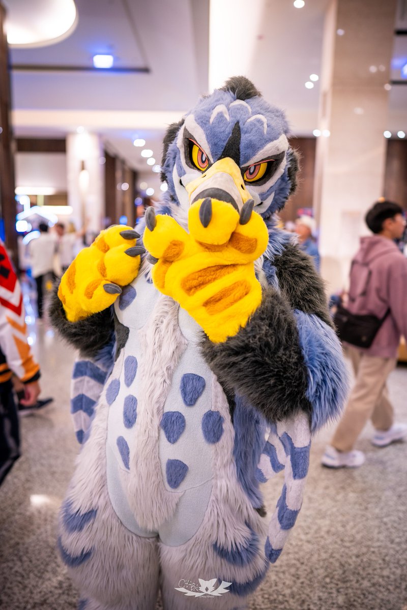 Osburrr's tweet photo. Smirkkkkk
#FursuitFriday 
📷 @MayT0602 https://t.co/56W8UKhZXz