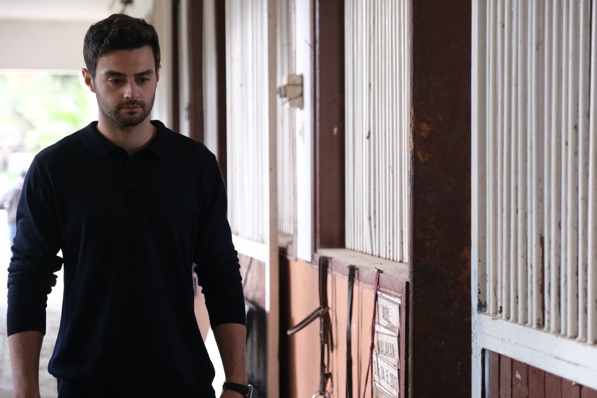 Ömer, öğrendiği sırla darmadağın oluyor! 
#BereketliTopraklar'ın final bölümü fotoğrafları yayında📸 <a href="/berekettopraktv/">Bereketli Topraklar</a> 

Galeri için👉 showtv.tv/RLY6Rl