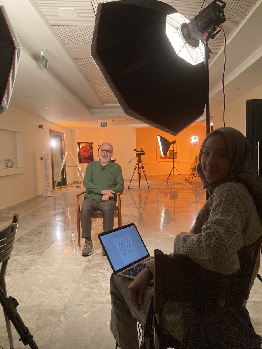 “Mustafa İslamoğlu ile Anlatabilir muyum?” serisinden çekim arkası.Kendisinin bu yayınların hakkını verebilmek için arka planda nasıl özenle çalıştığına bir kez daha yakından şahit oldum.Beni de iyi terletmedi değil hani :)
<a href="/mustafaislamogl/">Mustafa İslamoğlu</a> 
Seriye  şuradan ulaşabilirsiniz 👇🏻