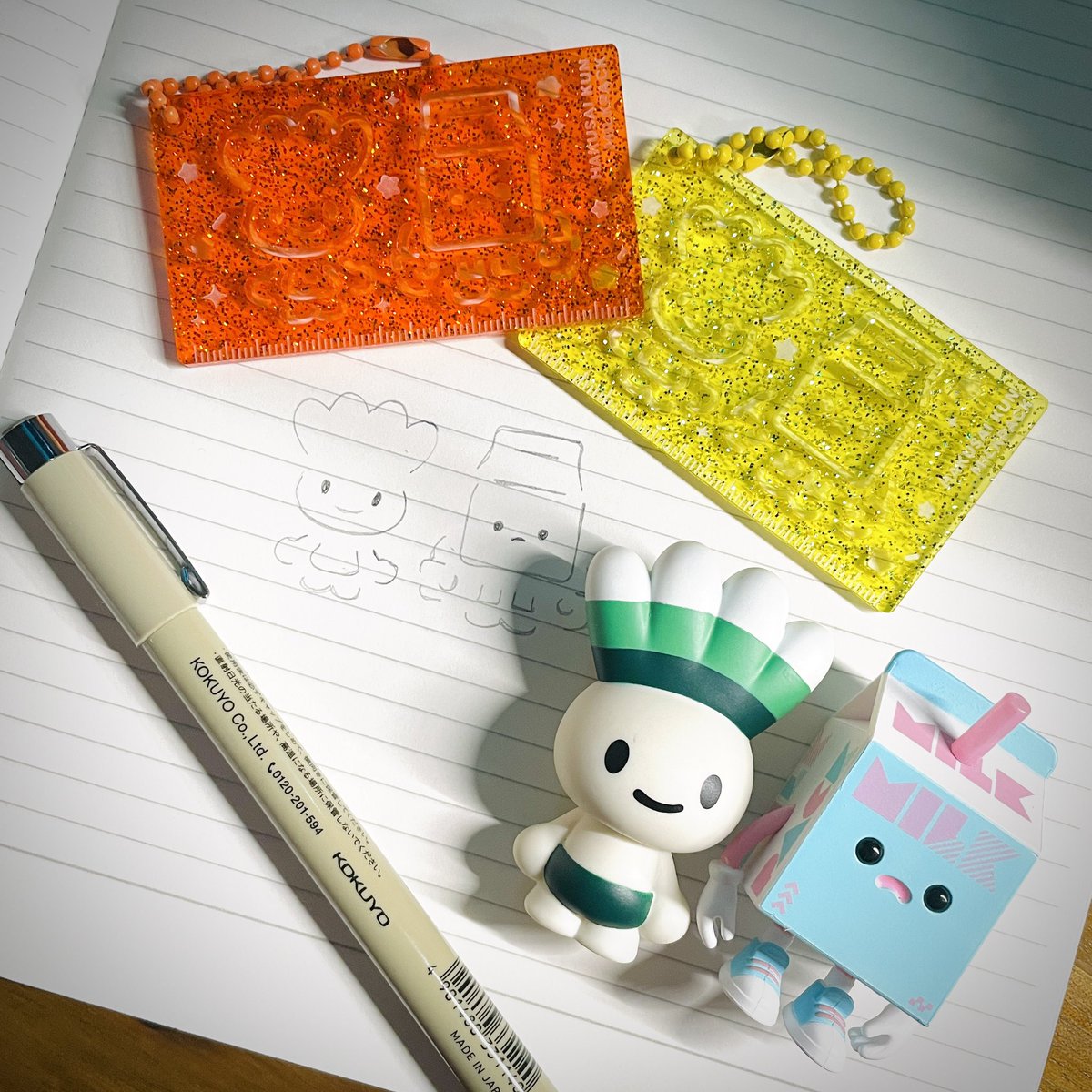 🪴タキタサキ氏×MUUKTOY コラボアイテム　No.03(3/4)🥛
わくわくミニチュアおえかき定規風アクキー🪴🥛

はくさい君とミルクパックがかわいいミニチュア定規風アクキー🩵🩷🧡💛
ラメアクリルがキラキラかわいい！シャーペンでなぞれば実際に二人が描けるよ！