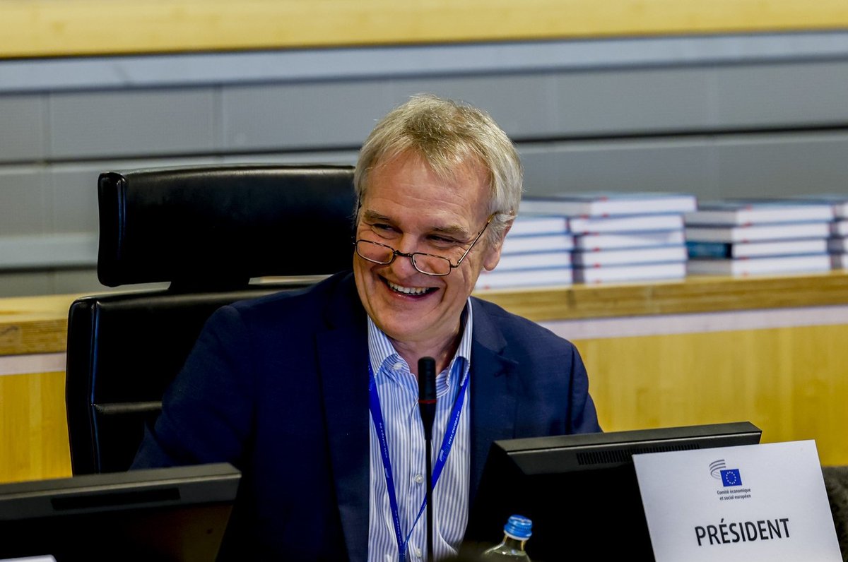 CSOGroupEESC's tweet image. 🎙️Time to meet the Civil Society Organisations&apos; Group members appointed to other leadership positions at the @EU_EESC:

Elena Calistru, @EESC_ECO President
Alain Coheur, @CCMI_EESC President 
Stoyan Tchoukanov, @EESC_NAT President

Read our #CSObulletin📲link.europa.eu/Vbn7dD