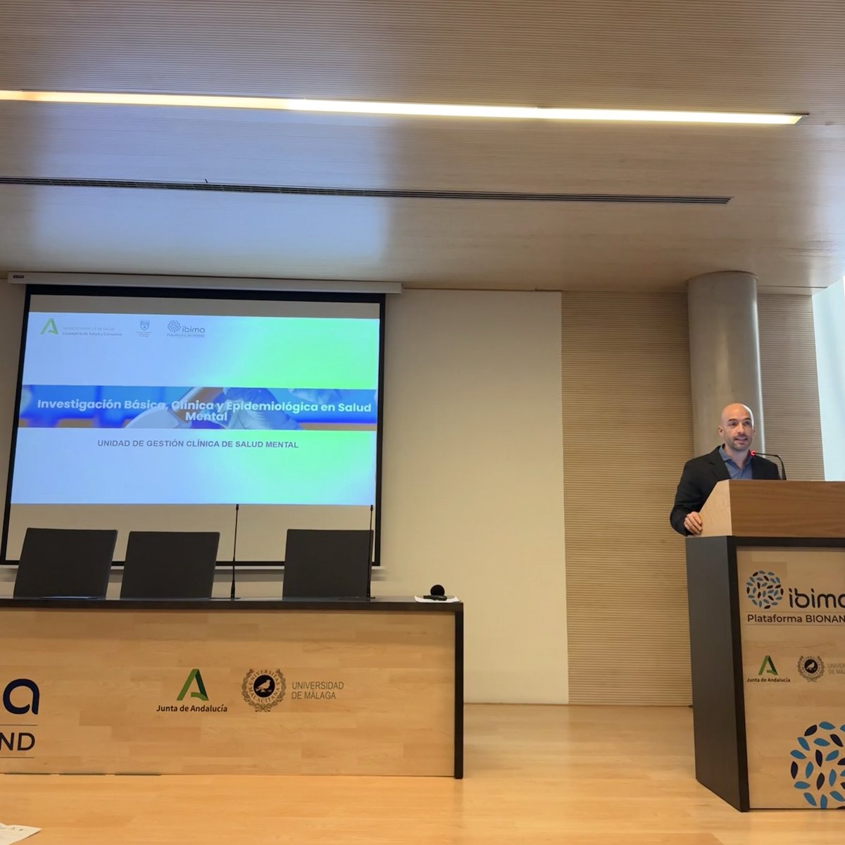 ugcsm_ibimahreg's tweet photo. Nuestro Investigador Principal Dr. @jguzmanparra presentando las líneas de investigación del Grupo @_ibima Investigación Básica, Clínica y Epidemiológica en Salud Mental en la reunión anual del Área 3 Neurociencias, cronicidad, envejecimiento y salud en poblaciones vulnerables https://t.co/1DqFLzX2pV