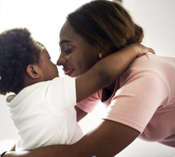 La violence numérique ne laisse aucune trace visible, et c’est justement ce qui la rend si dangereuse. Derrière l’écran de leur téléphone, beaucoup de mères célibataires africaines se retrouvent seules face à une tempête silencieuse : attaques répétées

 bit.ly/4pdRX2c