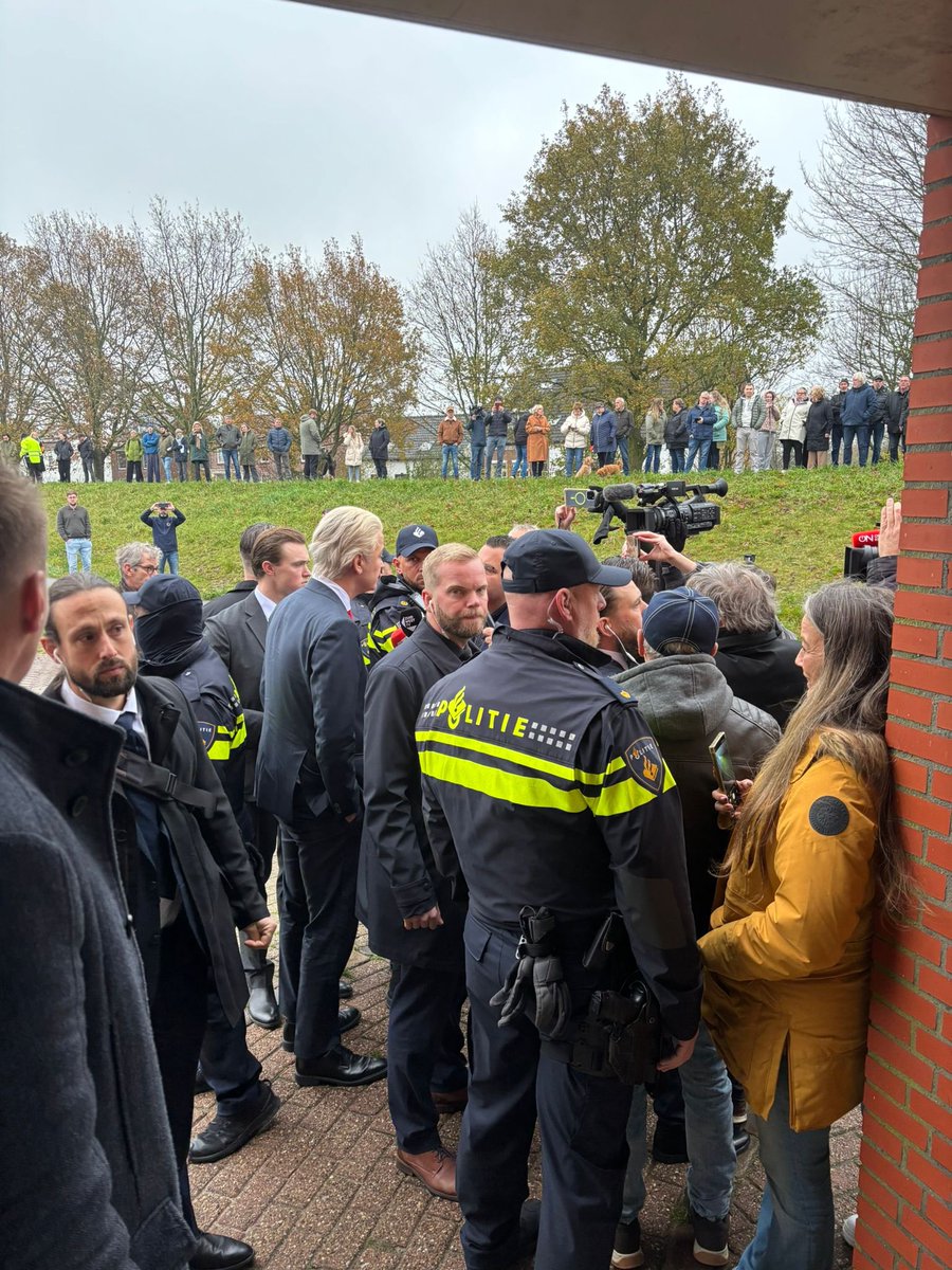 geertwilderspvv's tweet image. Op bezoek in #Moerdijk. 

De #PVV zal alles doen om ervoor te zorgen dat Moerdijk blijft bestaan! Het is een schande dat de inwoners door de gemeenteraad in de steek zijn gelaten. 

Een dorp van 1100 mensen met één pennenstreek van de kaart vegen is totaal onaanvaardbaar.