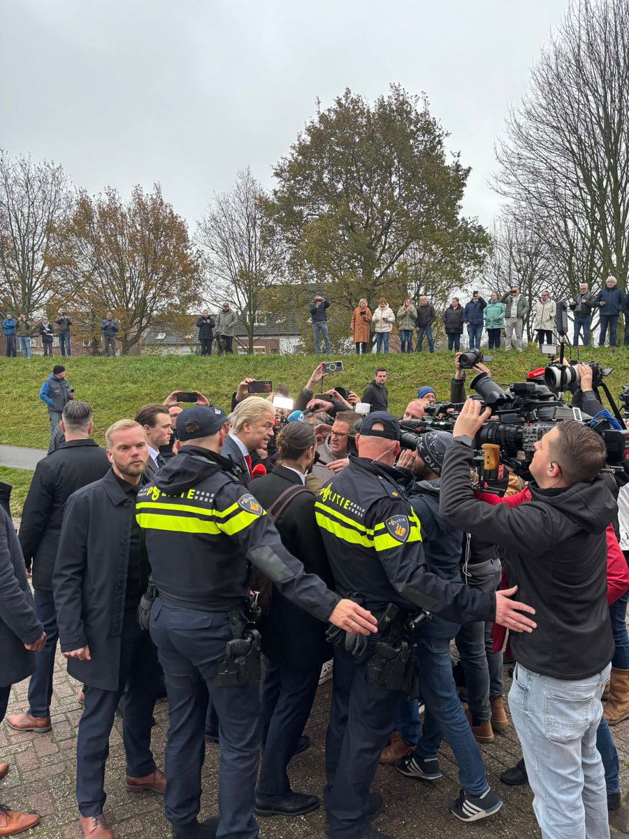 geertwilderspvv's tweet image. Op bezoek in #Moerdijk. 

De #PVV zal alles doen om ervoor te zorgen dat Moerdijk blijft bestaan! Het is een schande dat de inwoners door de gemeenteraad in de steek zijn gelaten. 

Een dorp van 1100 mensen met één pennenstreek van de kaart vegen is totaal onaanvaardbaar.