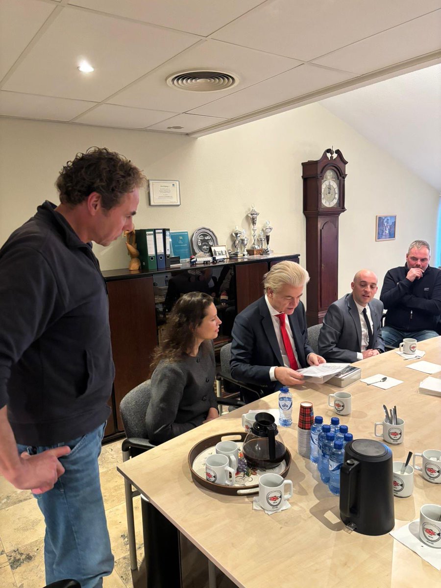 geertwilderspvv's tweet image. Op bezoek in #Moerdijk. 

De #PVV zal alles doen om ervoor te zorgen dat Moerdijk blijft bestaan! Het is een schande dat de inwoners door de gemeenteraad in de steek zijn gelaten. 

Een dorp van 1100 mensen met één pennenstreek van de kaart vegen is totaal onaanvaardbaar.