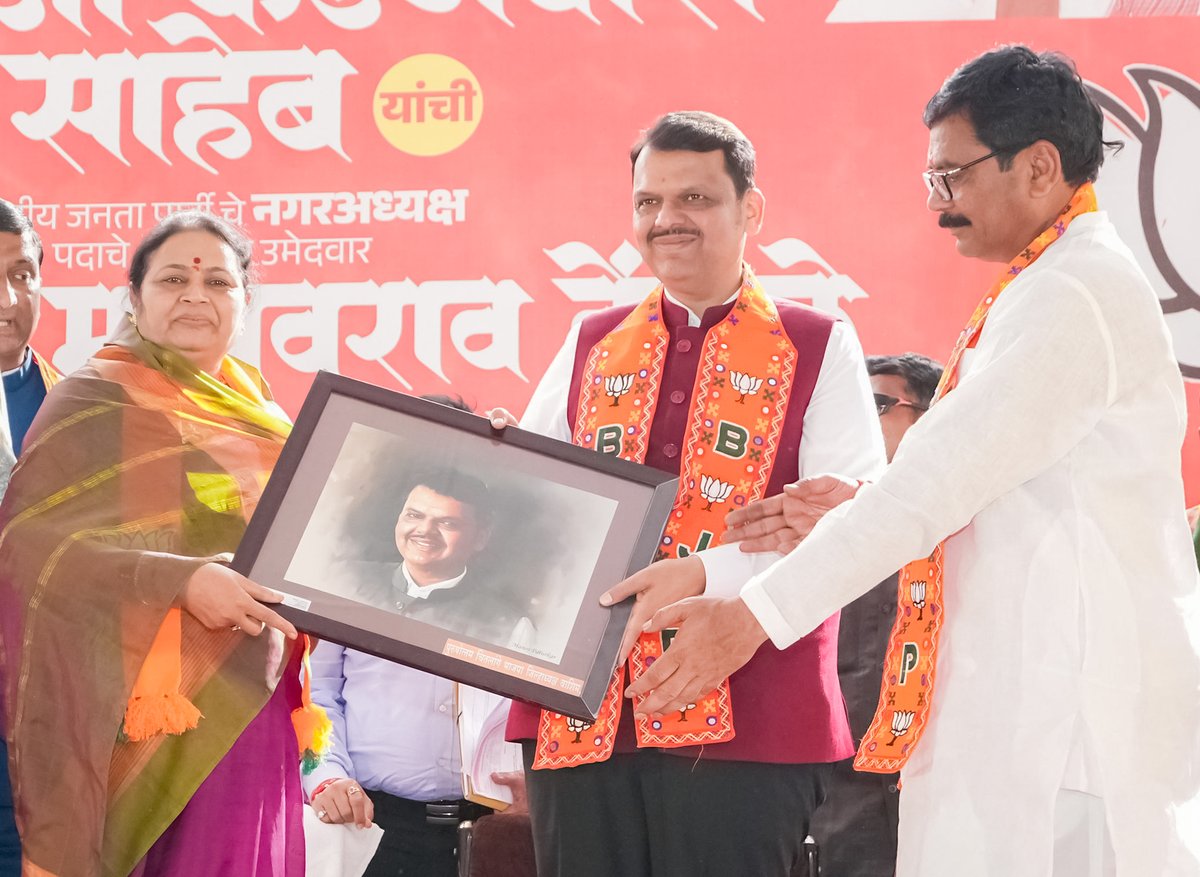 Devendra_Office's tweet image. 🔸 CM Devendra Fadnavis at the &apos;Jahir Sabha&apos; in support of BJP candidates for NagarAdhyaksha of Municipal Councils and Nagar Panchayat &amp;amp; all NagarSevak candidates in Washim district. 
🪷 Nagesh Bali -  NagarAdhyaksha Candidate - Malegaon Nagar Panchayat
🪷 Anil Kendale -…