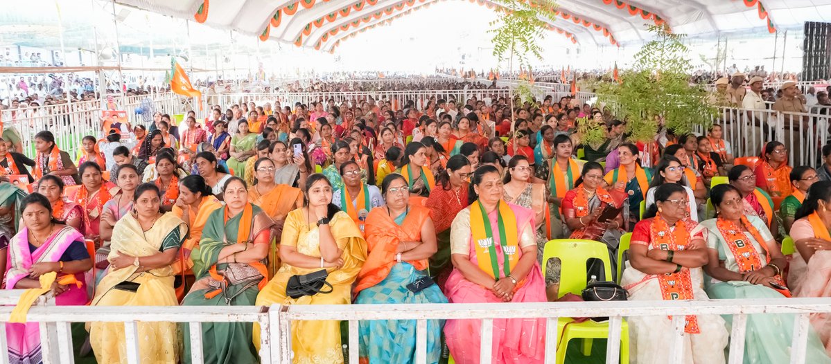 Devendra_Office's tweet image. 🔸 CM Devendra Fadnavis at the &apos;Jahir Sabha&apos; in support of BJP candidates for NagarAdhyaksha of Municipal Councils and Nagar Panchayat &amp;amp; all NagarSevak candidates in Washim district. 
🪷 Nagesh Bali -  NagarAdhyaksha Candidate - Malegaon Nagar Panchayat
🪷 Anil Kendale -…