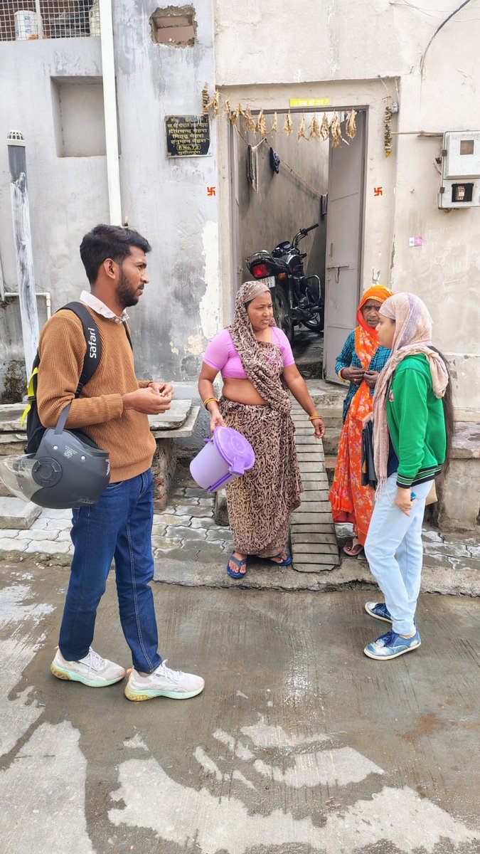 nagar_jaipur's tweet image. नगर निगम जयपुर की IEC टीम ने वार्ड 45 में घर-घर जाकर स्वच्छता जागरूकता अभियान चलाया।

नागरिकों को गीला–सूखा कचरा अलग करने और होम कम्पोस्टिंग के लिए प्रेरित किया गया।

#SwachhJaipur #WasteSegregation #HomeComposting

@MoHUA_India | @Secretary_MoHUA |@SwachhBharatGov | @SmdsbmU