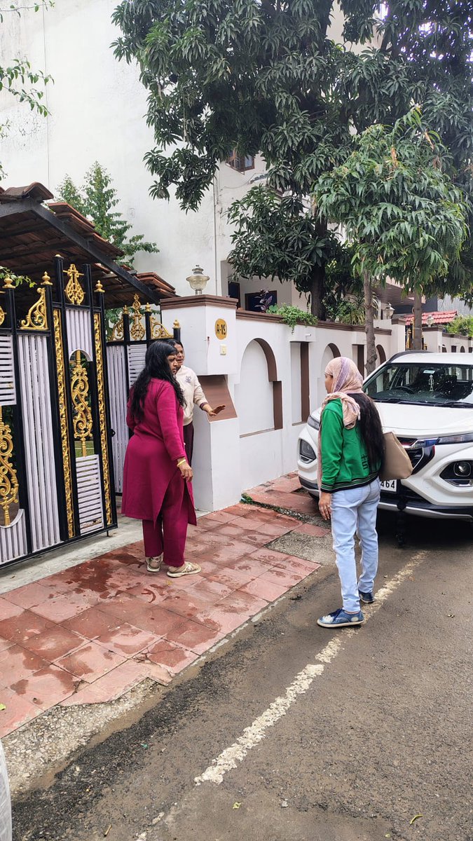 nagar_jaipur's tweet image. नगर निगम जयपुर की IEC टीम ने वार्ड 45 में घर-घर जाकर स्वच्छता जागरूकता अभियान चलाया।

नागरिकों को गीला–सूखा कचरा अलग करने और होम कम्पोस्टिंग के लिए प्रेरित किया गया।

#SwachhJaipur #WasteSegregation #HomeComposting

@MoHUA_India | @Secretary_MoHUA |@SwachhBharatGov | @SmdsbmU