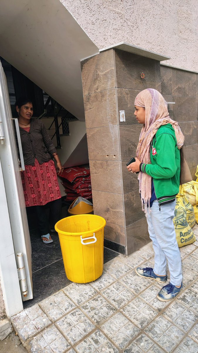 nagar_jaipur's tweet image. नगर निगम जयपुर की IEC टीम ने वार्ड 45 में घर-घर जाकर स्वच्छता जागरूकता अभियान चलाया।

नागरिकों को गीला–सूखा कचरा अलग करने और होम कम्पोस्टिंग के लिए प्रेरित किया गया।

#SwachhJaipur #WasteSegregation #HomeComposting

@MoHUA_India | @Secretary_MoHUA |@SwachhBharatGov | @SmdsbmU