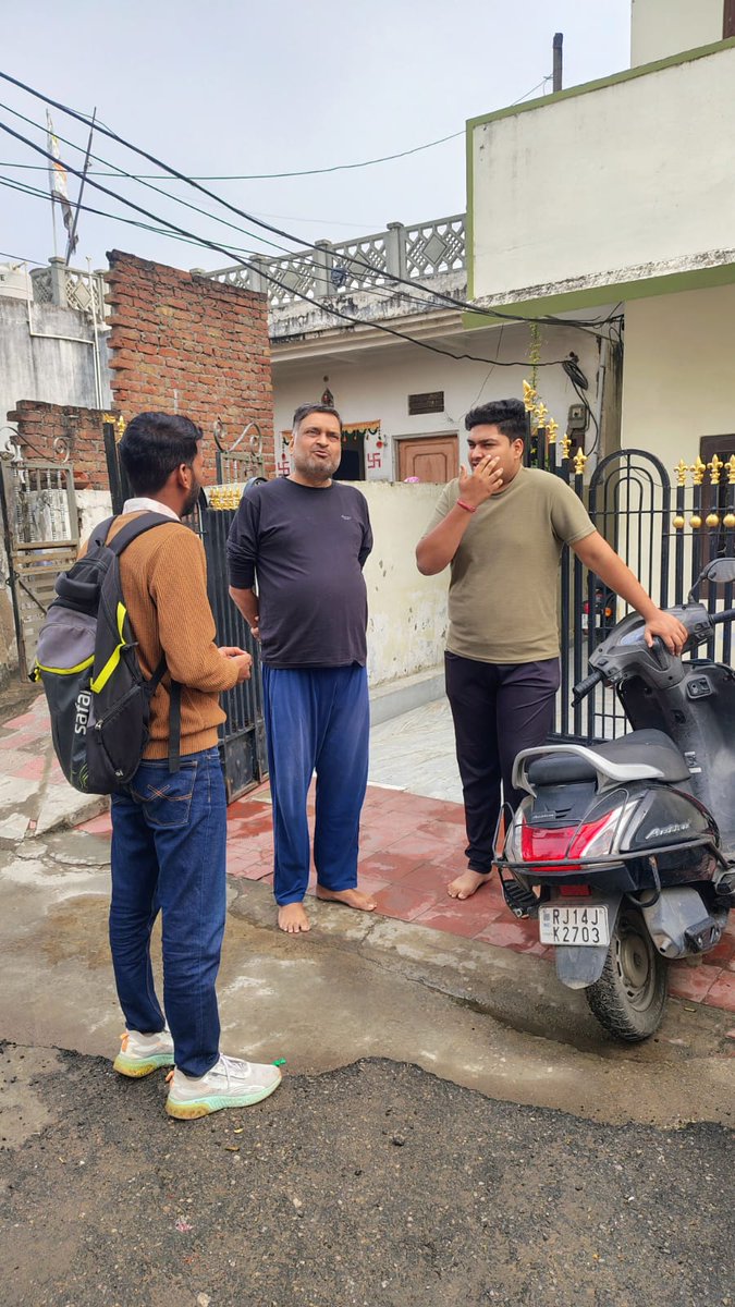 nagar_jaipur's tweet image. नगर निगम जयपुर की IEC टीम ने वार्ड 45 में घर-घर जाकर स्वच्छता जागरूकता अभियान चलाया।

नागरिकों को गीला–सूखा कचरा अलग करने और होम कम्पोस्टिंग के लिए प्रेरित किया गया।

#SwachhJaipur #WasteSegregation #HomeComposting

@MoHUA_India | @Secretary_MoHUA |@SwachhBharatGov | @SmdsbmU