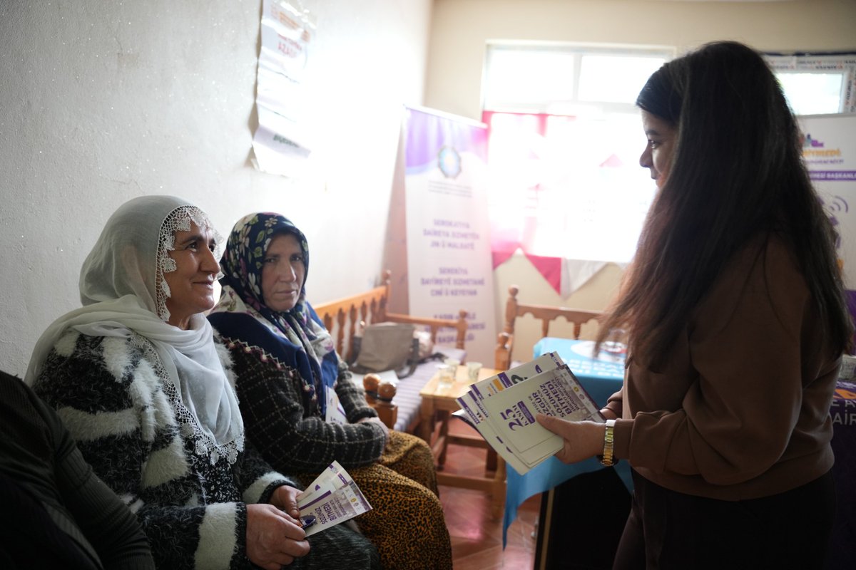 🟣 Hani’de Kadın Buluşması

📌 Kadın ve Aile Hizmetleri Dairesi Başkanlığımız, 25 Kasım Kadına Yönelik Şiddete Karşı Uluslararası Mücadele Günü kapsamında Hani Belediyesi iş birliğiyle Kuyular Mahallesi’nde kadın buluşması gerçekleştirdi. Programa Hani Belediyesi Eşbaşkanı Besile