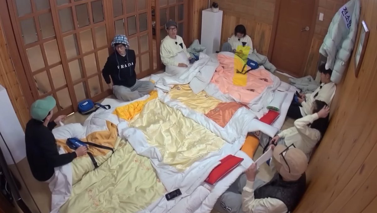 myganadi's tweet image. 엔시티드림
만약에 겨울 칠링시리즈 찍으면
뜨뜻한 장판 킨 방에 이렇게 다 몰아두고
이불 덮인 다음에 수다 떨게 하고싶음
그리고 꼭 재워서
다음날 아침에 푸지게 잔 머리로
비몽사몽 아침 먹는 거까지 보고싶음