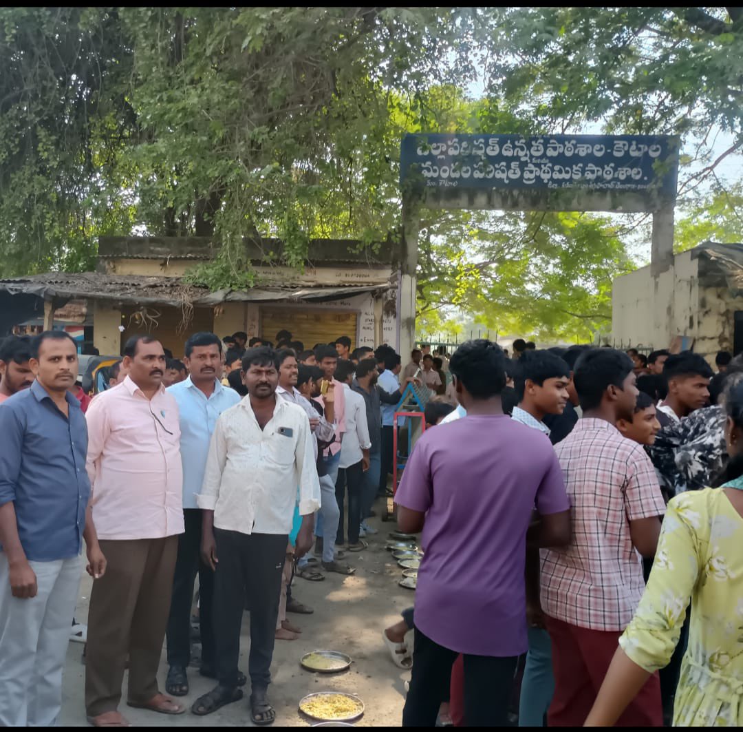 RSPraveenSwaero's tweet image. కొమరంభీం జిల్లా కౌటాల మండల కేంద్రంలో జిల్లా పరిషత్ పాఠశాల విద్యార్థులు మధ్యాహ్న భోజన ప్లేట్స్ తో రహదారిపై బైఠాయించి ఆందోళనకు దిగడం తెలంగాణ లో శిథిలావస్థకు చేరిన విద్యకు సంకేతం.

యంగ్ ఇండియాను రోడ్ల మీదకు ఈడ్చిన ఘనత మీకే దక్కుతుంది @revanth_anumula గారు.

#TelanganaFalling