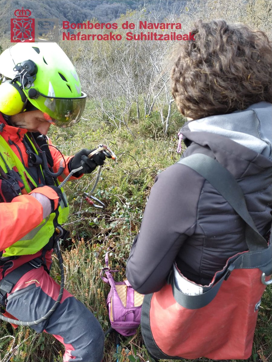 Intervenimos la tarde del #jueves para rescatar a una persona enriscada en la zona de #Artikutza (#Goizueta)

 Extraemos con grúa corta

#GRTNavarra 
#BomberosVoluntariosGoizueta