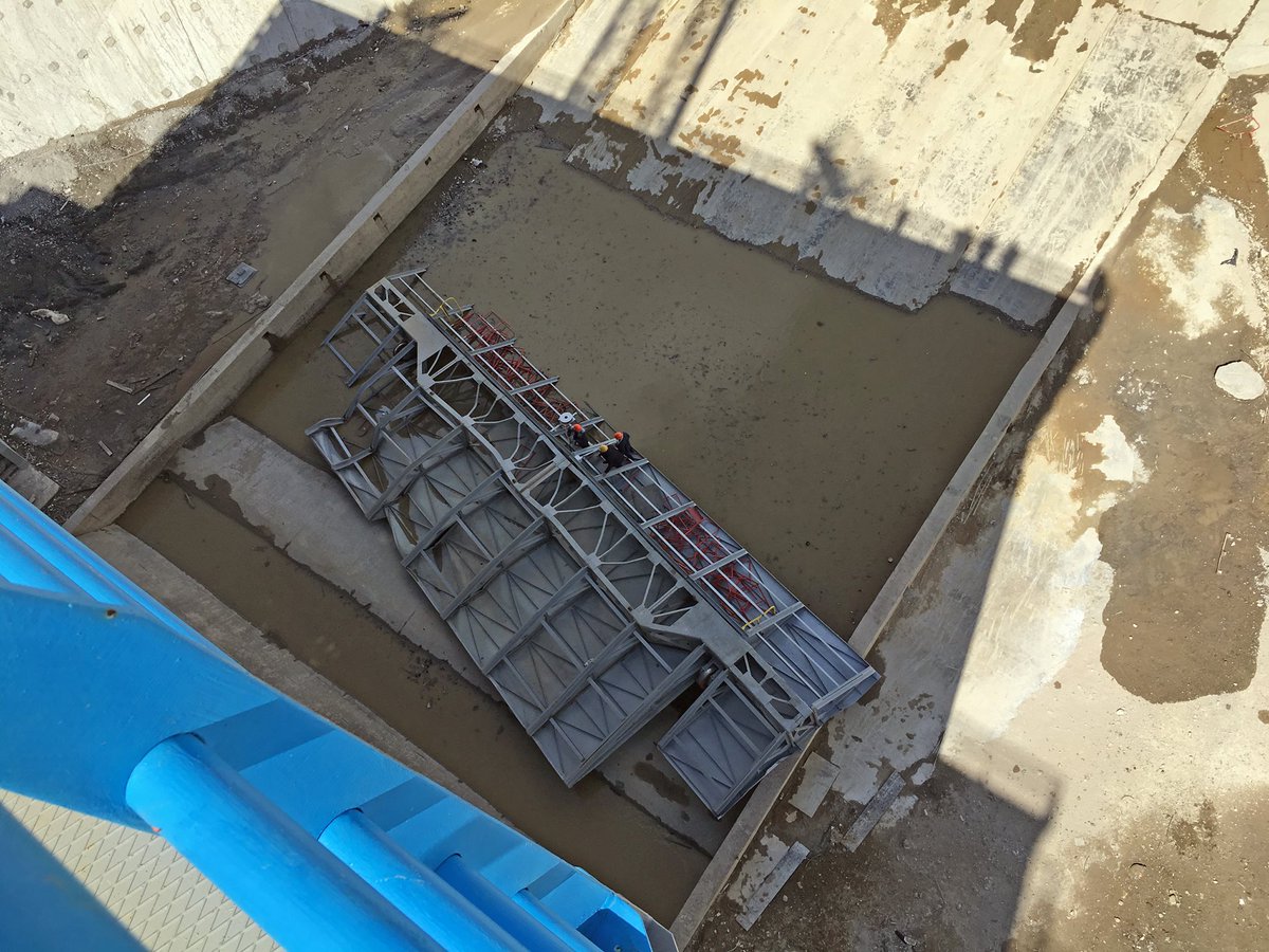 Однажды после первого пуска с "Восточного" я увидел на дне ванны фартук, который закрывал такую же кабину.