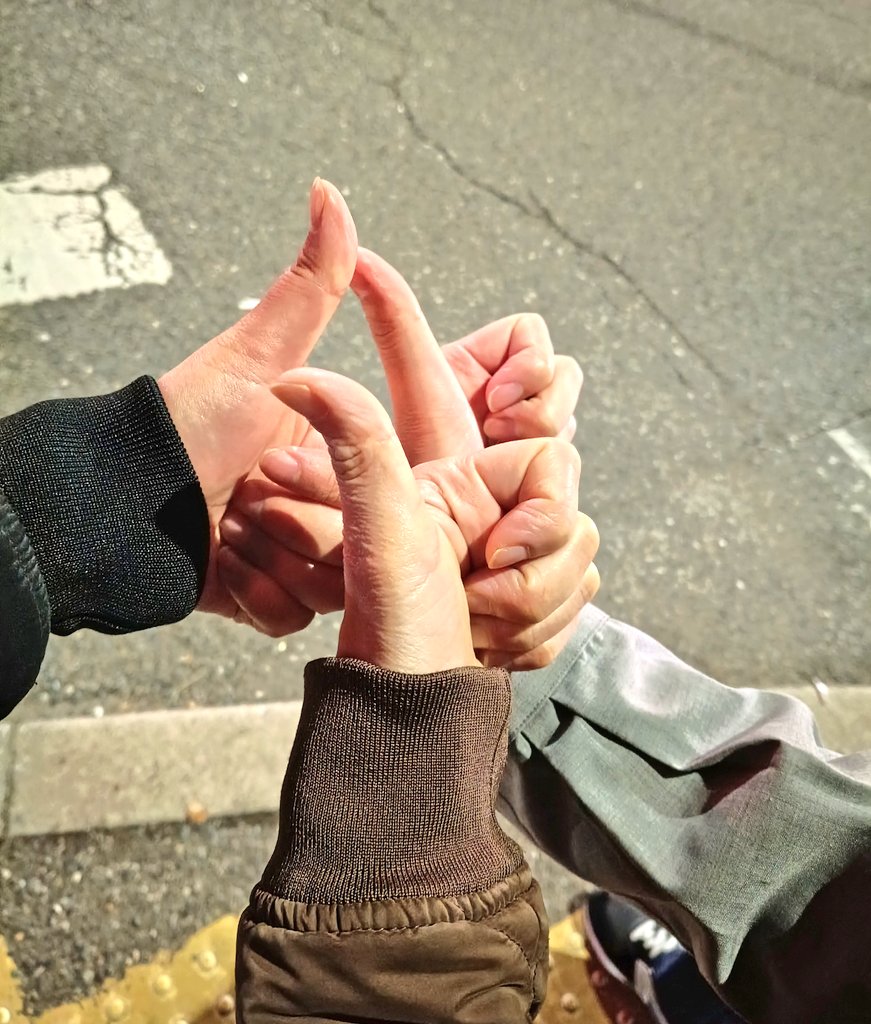 NISE_PROJECT's tweet photo. 母と弟くんと夜散歩しました🌙
今日は晴れていたので綺麗な月と星が見れ
てより楽しかったです！ https://t.co/mo8a8AAfAR