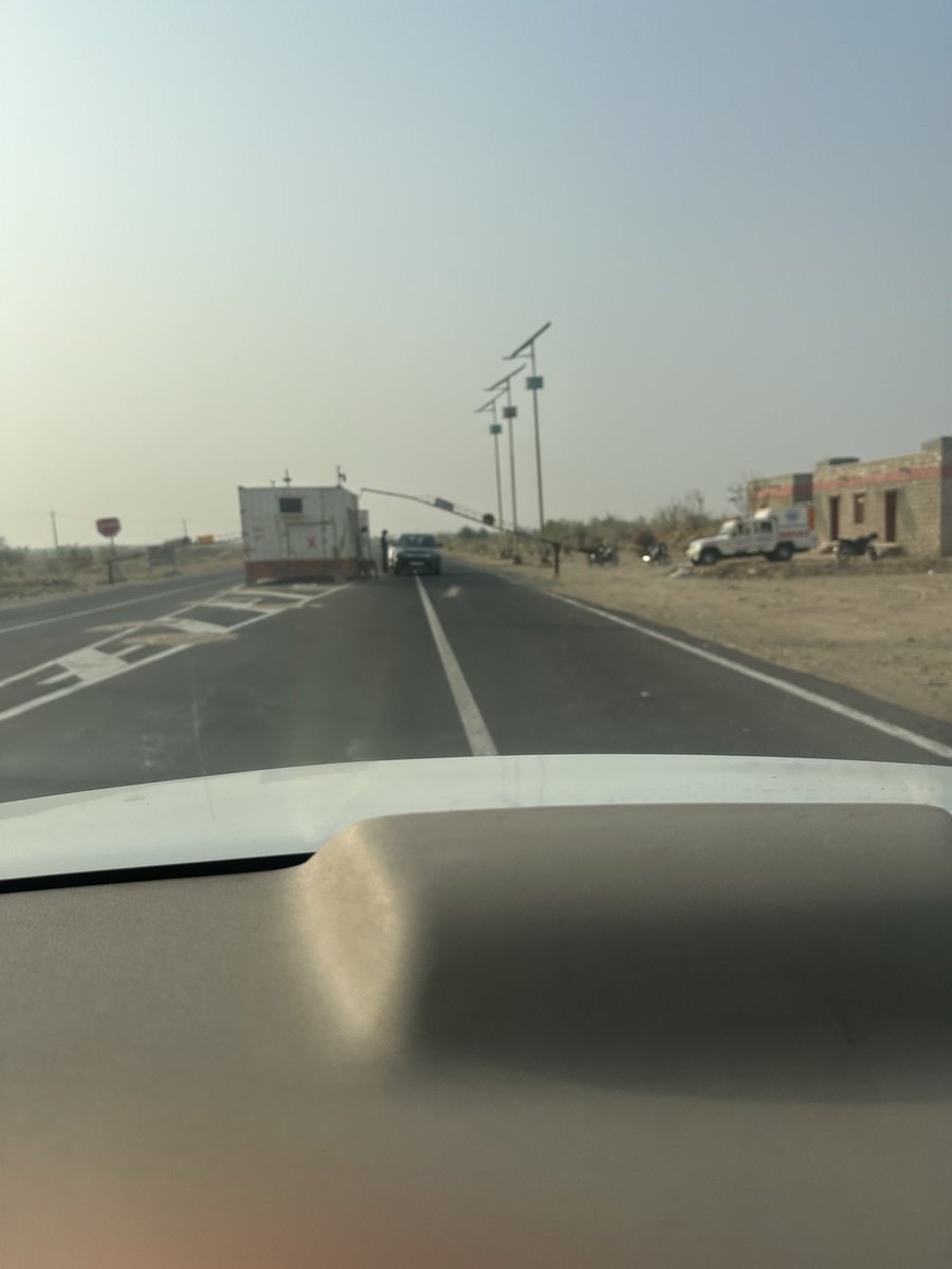 Jssaboo's tweet photo. This is @NHAI_Official toll plaza without FASTag. They categorically ask to either pay in cash or to scan on personal upi id. Even 1 NHAI patrolling unit vehicle was parked there. Coordinates are 27.144028,70.388290 near Jaisalmer. Is this legal toll plaza ? https://t.co/brrrXSFTeO