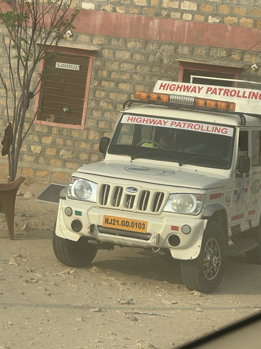 Jssaboo's tweet photo. This is @NHAI_Official toll plaza without FASTag. They categorically ask to either pay in cash or to scan on personal upi id. Even 1 NHAI patrolling unit vehicle was parked there. Coordinates are 27.144028,70.388290 near Jaisalmer. Is this legal toll plaza ? https://t.co/brrrXSFTeO