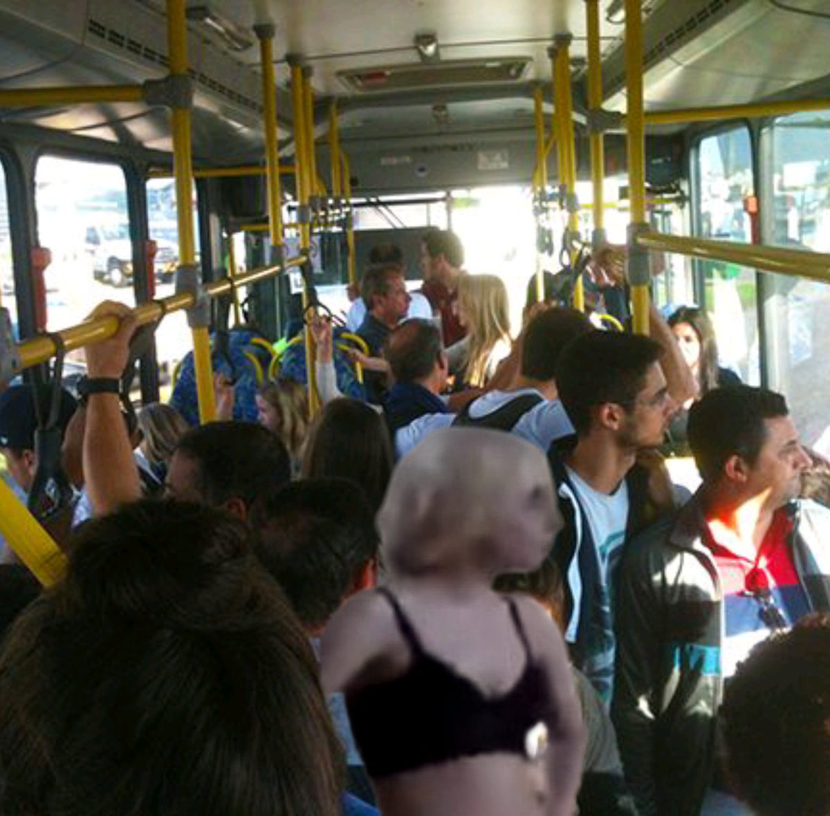 Projeto_Gaga's tweet image. A gaga quando postou a hashtag anda logo busão
