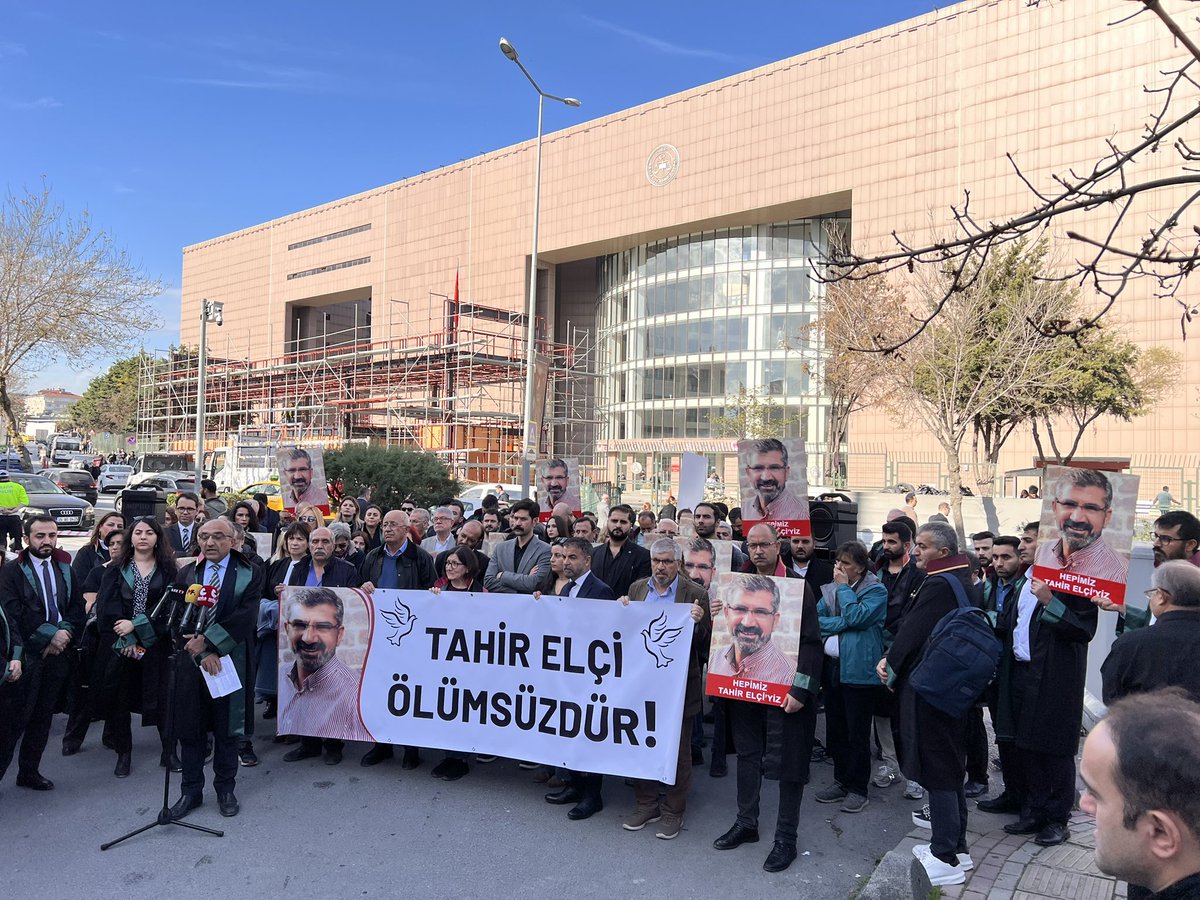 Katledilmesinin 10. Yıldönümünde #TahirElçi’yi anmak için Bakırköy Adliyesi önündeyiz. 

Tahir Elçi Ölümsüzdür!