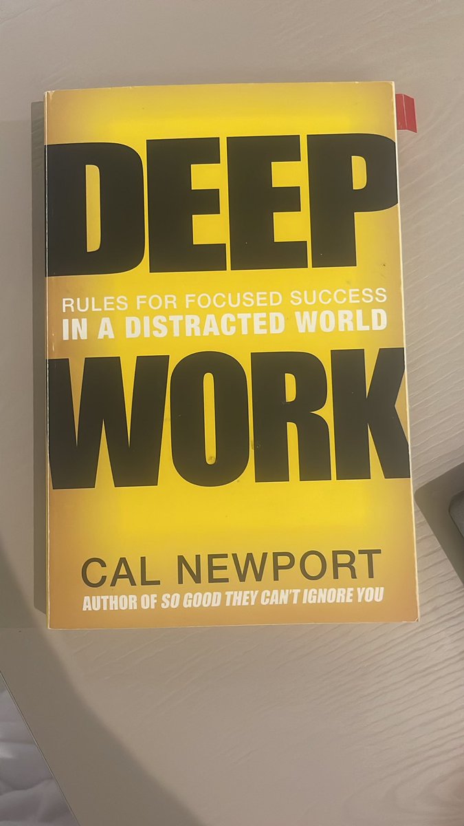 في عصر تتسارع فيه المشتتات، يصبح التركيز العميق ميزة تنافسية نادرة.
كتاب Deep Work يبرز أن جودة المخرجات تُصنع عندما نمنح مهامنا وقتًا بلا ضوضاء.
إتقان هذه المهارة ليس خيارًا… بل ضرورة لمن يسعى لصناعة أثر حقيقي. 📘✨