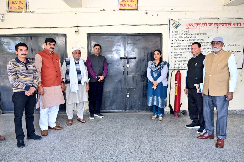 DEOBulandshahr's tweet image. आज राजनैतिक दलों के पदाधिकारियों/प्रतिनिधियों के साथ  तहसील सदर परिसर में बनाये गये #EVM गोदाम (वेयर हाउस) का बाह्य स्थलीय निरीक्षण करते हुए गोदाम में संरक्षित ईवीएम, वीवीपैट मशीन के संबंध में जानकारी हासिल की तथा आवश्यक निर्देश दिये।
@ECISVEEP @ceoup