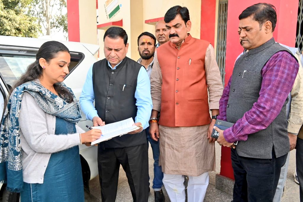 DEOBulandshahr's tweet image. आज राजनैतिक दलों के पदाधिकारियों/प्रतिनिधियों के साथ  तहसील सदर परिसर में बनाये गये #EVM गोदाम (वेयर हाउस) का बाह्य स्थलीय निरीक्षण करते हुए गोदाम में संरक्षित ईवीएम, वीवीपैट मशीन के संबंध में जानकारी हासिल की तथा आवश्यक निर्देश दिये।
@ECISVEEP @ceoup