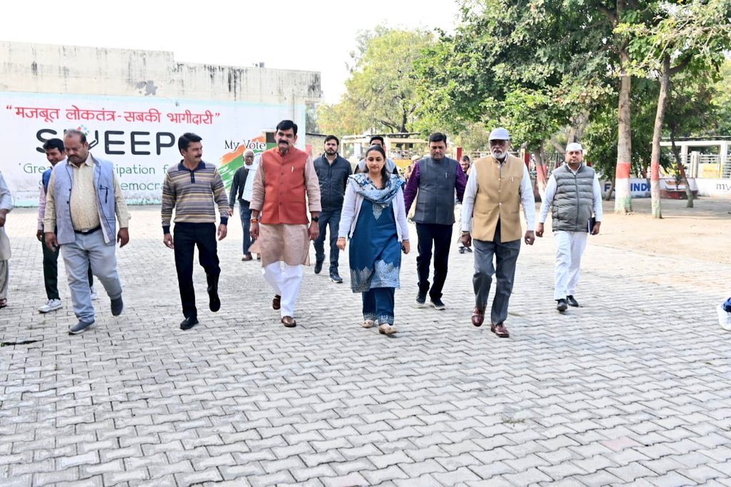 DEOBulandshahr's tweet image. आज राजनैतिक दलों के पदाधिकारियों/प्रतिनिधियों के साथ  तहसील सदर परिसर में बनाये गये #EVM गोदाम (वेयर हाउस) का बाह्य स्थलीय निरीक्षण करते हुए गोदाम में संरक्षित ईवीएम, वीवीपैट मशीन के संबंध में जानकारी हासिल की तथा आवश्यक निर्देश दिये।
@ECISVEEP @ceoup