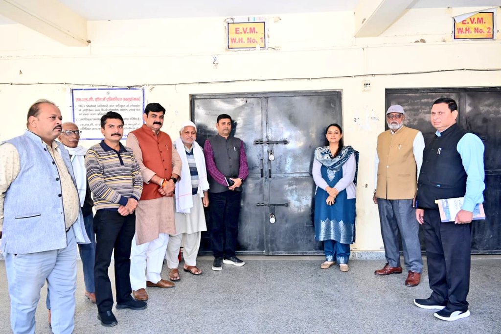 DEOBulandshahr's tweet image. आज राजनैतिक दलों के पदाधिकारियों/प्रतिनिधियों के साथ  तहसील सदर परिसर में बनाये गये #EVM गोदाम (वेयर हाउस) का बाह्य स्थलीय निरीक्षण करते हुए गोदाम में संरक्षित ईवीएम, वीवीपैट मशीन के संबंध में जानकारी हासिल की तथा आवश्यक निर्देश दिये।
@ECISVEEP @ceoup