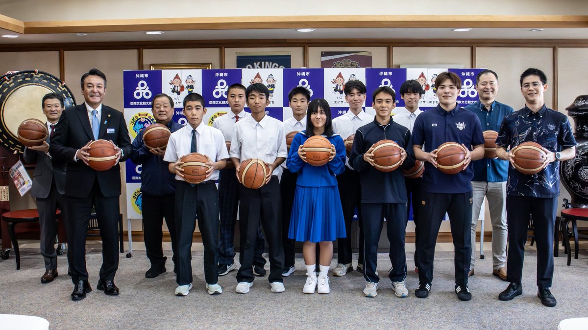 RyukyuKings's tweet image. 11/28日(金)に行われた贈呈式で、崎濱秀斗選手が生徒へ直接ボールをお渡ししました。

ホームタウン沖縄市内の中学校８校へ、キングスの選手がチーム練習で使用したバスケットボールを寄贈しました。寄贈したバスケットボールは、授業や部活動にて活用される予定です。
▽詳細
goldenkings.jp/csr/detail/id=…