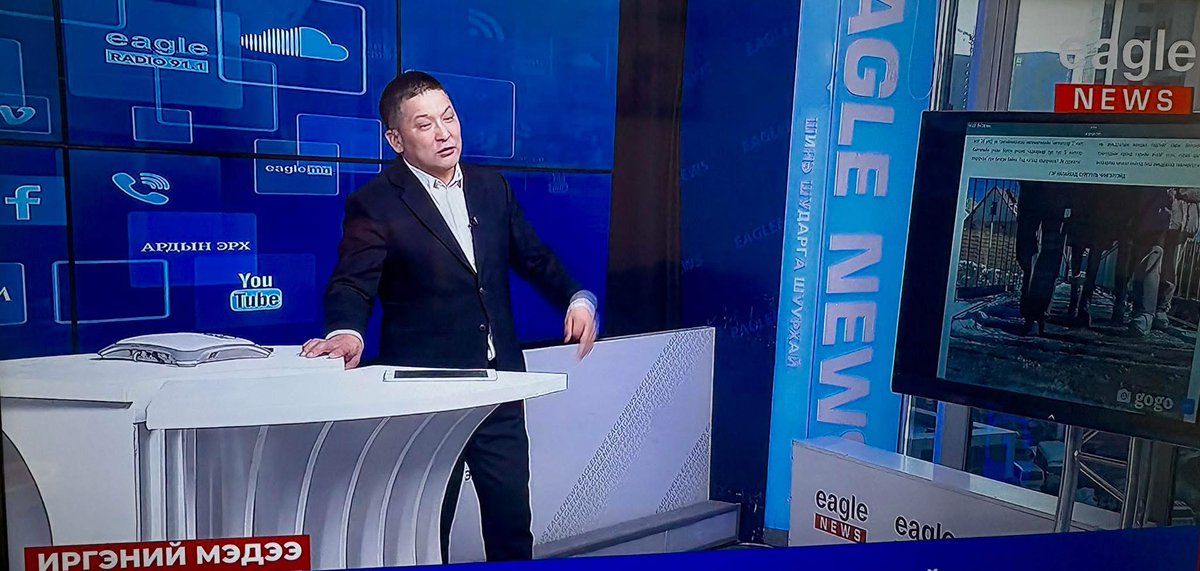 Би энэ нөхрийг таарахаар өөрийн эрхгүй үзээд суучихдаг болсноо сая анзаарлаа. Тэгээд бодлоо. “Яагаад би түүний нэвтрүүлгийг үздэг болов?” гэж. Eurica! ☝️
Тэгсэн чинь сая хариултыг нь олчих шиг боллоо. Энэ нөхөр согтуу яриатайм байна. Нэг тийм их гоё өөриймсөг, гостуу яриаг нь