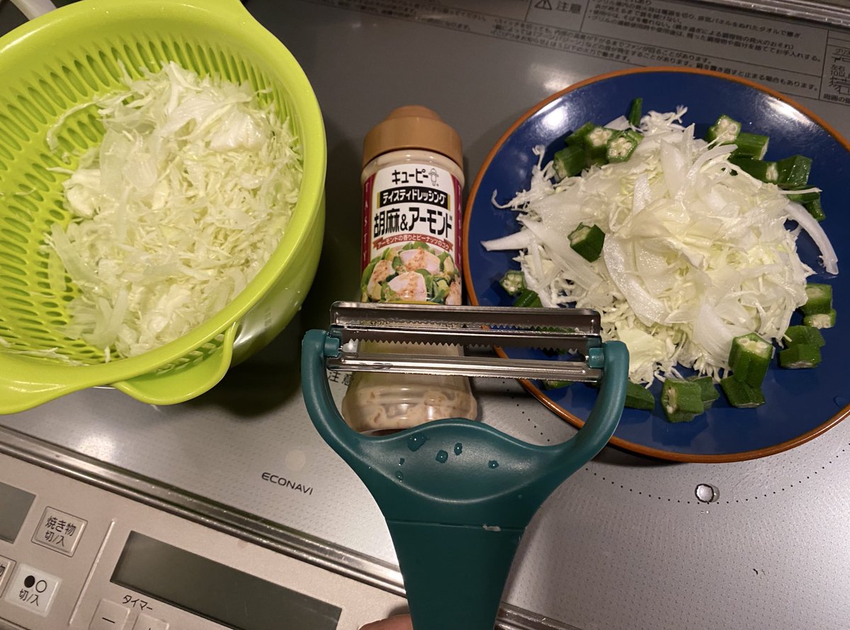 aimarudayo's tweet photo. キャベピィMAXがあれば仕事で疲れて帰ってきても、サラダがめちゃくちゃ早くできるから勝ち組。

コンビニのサラダ高い。。。🥹

不良なので、ドレッシングは好きなもので。とりあえず野菜を食べるという事を意識してます。

#けんと式ダイエット #ダイエット垢さんと繋がりたい  #ダイエット仲間募集 https://t.co/MjgHEh5xQl