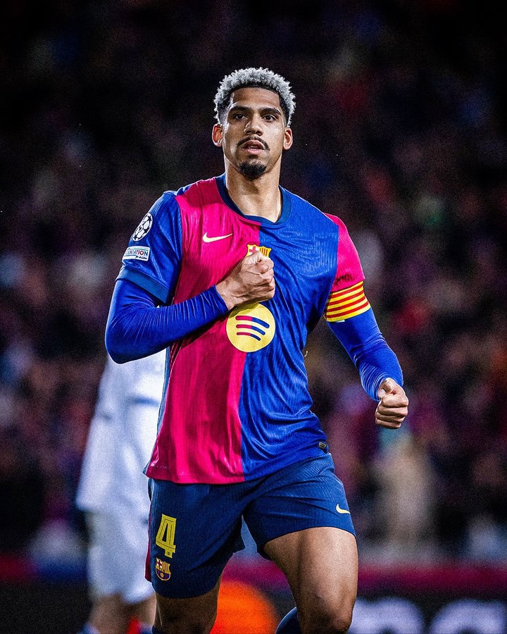 BarcaUniversal's tweet photo. ❗️Ronald Araujo  did not train with his teammates yesterday, he did show up at the Ciutat Esportiva but didn't step onto the pitch. 

He is also not training today. The club will provide details shortly. 

— @sport https://t.co/umXqKJGsmt