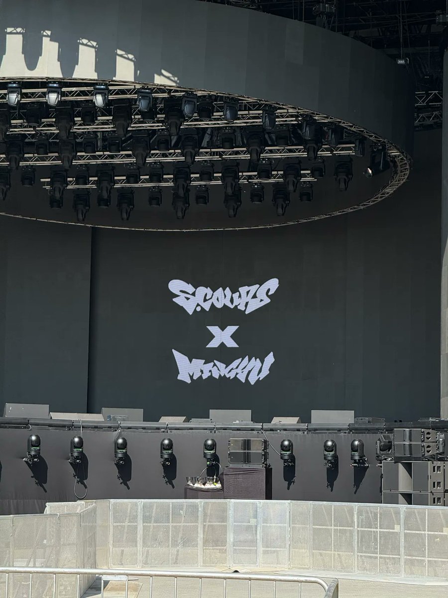 Szengcheol's tweet image. Seeing our names on stage before rehearsal just hit different. It&apos;s been too long since we performed for our amazing Carats in the Arab region, and as CxM&apos;s first time, we have worked tirelessly to deliver a show you will never forget. We are giving it our all.