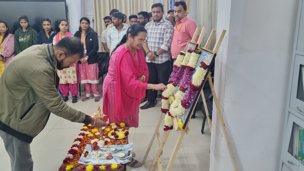 #महाज्योती_येथे_क्रांतीसूर्य_महात्मा_फुले_स्मृतिदिनाला_कृतज्ञ_अभिवादन 🙏 महात्मा जोतीबा फुले यांच्या स्मृतिदिनानिमित्त
आज महाज्योती, नागपूर येथे कृतज्ञतेने, आदराने आणि भावपूर्ण श्रद्धेने अभिवादन.  #MahatmaPhule #PhuleSmritiDin #Samata #SocialJustice #ShikshanKranti #Mahajyoti