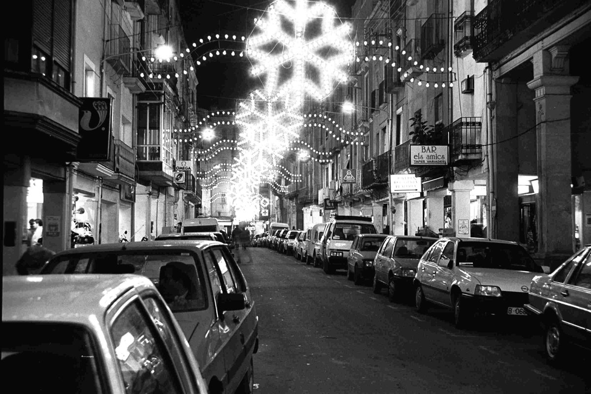 acaltpenedes's tweet image. &quot;Plaça de la república de Vilafranca del Penedès il·luminada durant les festes de Nadal&quot;. Fons Jordi Valls. Arxiu Comarcal de l&apos;Alt Penedès. Autor: Jordi Valls i Pedro.

Captada durant les festes de Nadal el gener de 1991

@patrimonigencat #xac
@patrimonigencat #xac