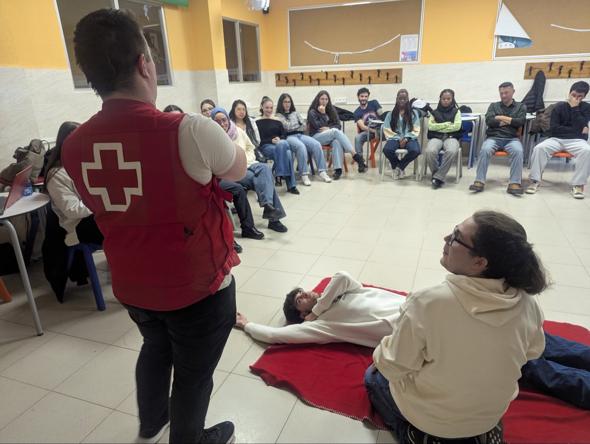 SalesianosPiza's tweet photo. Marcos, de cruz roja, nos ha dado un taller de RCP y Primeros Auxilios. #SalamancaCiudadDeSaberes #CruzRoja #IPE #FP #GS #protagonistasdelahistoria https://t.co/V7gQV7Igg3