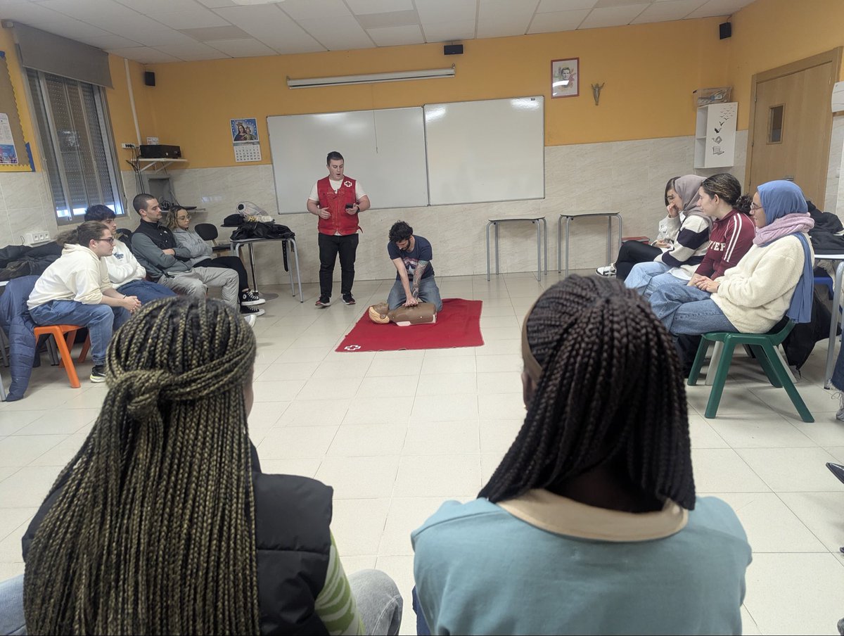SalesianosPiza's tweet photo. Marcos, de cruz roja, nos ha dado un taller de RCP y Primeros Auxilios. #SalamancaCiudadDeSaberes #CruzRoja #IPE #FP #GS #protagonistasdelahistoria https://t.co/V7gQV7Igg3