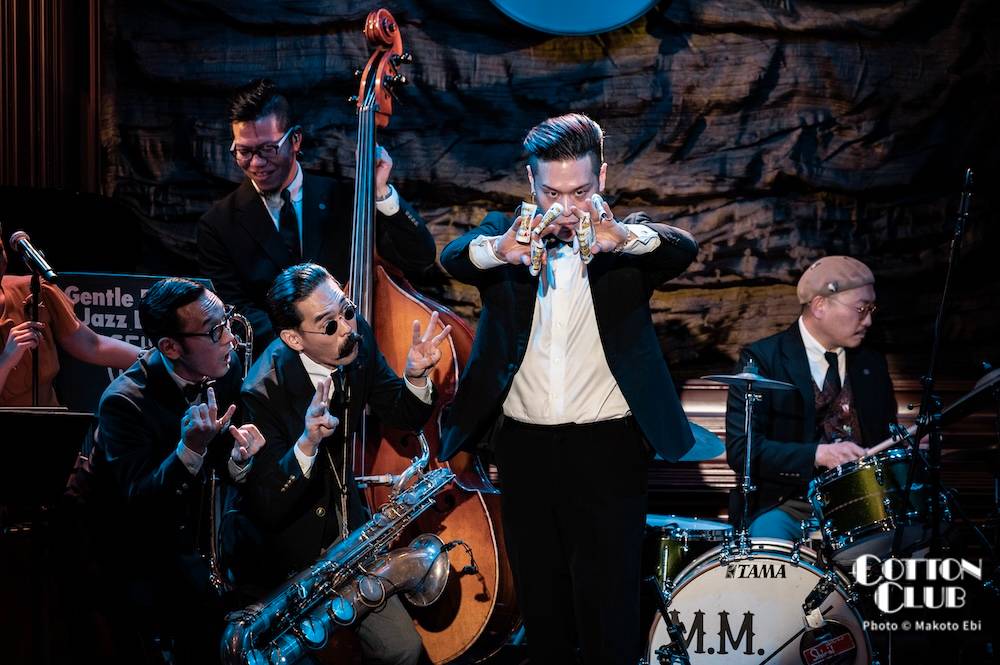 cottonclubjapan's tweet photo. 【𝑳𝑰𝑽𝑬 𝑷𝑯𝑶𝑻𝑶📸】
COTTON CLUB 20th Anniversary
『𝐓𝐡𝐞 𝐑𝐨𝐚𝐫𝐢𝐧𝐠 𝟐𝟎』 𝐆𝐄𝐍𝐓𝐋𝐄 𝐅𝐎𝐑𝐄𝐒𝐓 𝐉𝐀𝐙𝐙 𝐁𝐀𝐍𝐃
𝒘𝒊𝒕𝒉 𝒔𝒑𝒆𝒄𝒊𝒂𝒍 𝒈𝒖𝒆𝒔𝒕𝒔
𝑴𝑨𝑺𝑨 𝑴𝑨𝑮𝑰𝑪, 𝑻𝑶𝑴𝑶𝑨𝑲𝑰 𝑩𝑨𝑩𝑨 & 𝑲𝑨𝒁𝑼𝑯𝑶 𝑴𝑶𝑵𝑺𝑻𝑬𝑹
2025 11.7 fri., 11.8 sat., 11.9 sun.
全ライヴ写真はこちら▶︎https://t.co/dYwZsSkfpN

<Member>
GENTLE FOREST JAZZ BAND / @Gentle_Forest
#ジェントル久保田 (leader,conductor,tb) / @Gentle_Kubota
#村上基 (tp) / @mmmotoi
#松木理三郎 (tp) / @risabro
#赤塚謙一 (tp) / @kenich_akatsuka
#山田丈造 (tp) ※11.7 fri.のみ出演 / @0390ozekat
#佐瀬悠輔 (tp) ※11.8 sat., 11.9 sun.のみ出演 / @sase_tp
#張替啓太 (tb) / @Harigai_tb
#大田垣″OTG″正信 (tb) / @OTG_trombone
#高橋真太郎 (tb)
#石川智久 (btb) / @Trombone_Tomo
#多田尋潔 (as,cl) / @hirokiyo_ota
#菅野浩 (as) / @Hiroshi_Sugano
#大内満春 (ts,fl,picc) / @mthrsax
#上野まこと (ts) / @muenon_
#小嶋悠貴 (bs)
#海堀弘太 (p) / @K_Kaihori
#加治雄太 (g) / @KAJIO_GUITAR
#藤野″デジ″俊雄 (b) / @digi_bassist
#松下マサナオ (ds) / @ChanmerYasei

【Gentle Forest Sisters】
#出口優日 (vo) / @yukadeguchi88
#木村美保 (vo) / @cotsuvu
#伊神柚子 (vo) / @yuzunzunzuzun

＜Special Guests＞
【11.7 fri.】#MASAMAGIC (Magician) / @MasaMagic
【11.8 sat.】#TomoakiBaba (sax) / @TomoakiBaba
【11.9 sun.】#KazuhoMonster (Dancer) / @KazuhoDancer

◤𝙇𝙞𝙫𝙚 𝙞𝙣𝙛𝙤𝙧𝙢𝙖𝙩𝙞𝙤𝙣🎷◢ 
𝟭𝟮/𝟯(水)、𝐆𝐄𝐍𝐓𝐋𝐄 𝐅𝐎𝐑𝐄𝐒𝐓 𝐉𝐀𝐙𝐙 𝐁𝐀𝐍𝐃 の
ブルーノート東京公演が急遽決定！
>> https://t.co/77PdfxGs8d / @BlueNoteTokyo 

photo1~3 by Makoto Ebi
photo4 by Yuka Yamaji