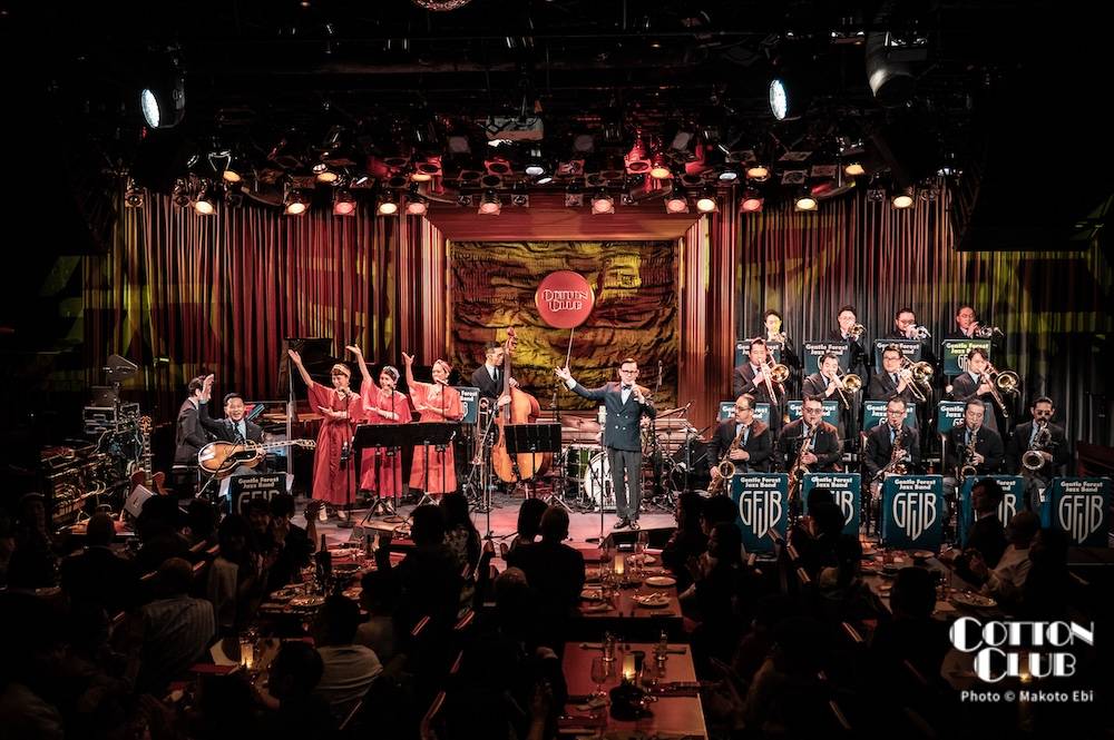 cottonclubjapan's tweet photo. 【𝑳𝑰𝑽𝑬 𝑷𝑯𝑶𝑻𝑶📸】
COTTON CLUB 20th Anniversary
『𝐓𝐡𝐞 𝐑𝐨𝐚𝐫𝐢𝐧𝐠 𝟐𝟎』 𝐆𝐄𝐍𝐓𝐋𝐄 𝐅𝐎𝐑𝐄𝐒𝐓 𝐉𝐀𝐙𝐙 𝐁𝐀𝐍𝐃
𝒘𝒊𝒕𝒉 𝒔𝒑𝒆𝒄𝒊𝒂𝒍 𝒈𝒖𝒆𝒔𝒕𝒔
𝑴𝑨𝑺𝑨 𝑴𝑨𝑮𝑰𝑪, 𝑻𝑶𝑴𝑶𝑨𝑲𝑰 𝑩𝑨𝑩𝑨 & 𝑲𝑨𝒁𝑼𝑯𝑶 𝑴𝑶𝑵𝑺𝑻𝑬𝑹
2025 11.7 fri., 11.8 sat., 11.9 sun.
全ライヴ写真はこちら▶︎https://t.co/dYwZsSkfpN

<Member>
GENTLE FOREST JAZZ BAND / @Gentle_Forest
#ジェントル久保田 (leader,conductor,tb) / @Gentle_Kubota
#村上基 (tp) / @mmmotoi
#松木理三郎 (tp) / @risabro
#赤塚謙一 (tp) / @kenich_akatsuka
#山田丈造 (tp) ※11.7 fri.のみ出演 / @0390ozekat
#佐瀬悠輔 (tp) ※11.8 sat., 11.9 sun.のみ出演 / @sase_tp
#張替啓太 (tb) / @Harigai_tb
#大田垣″OTG″正信 (tb) / @OTG_trombone
#高橋真太郎 (tb)
#石川智久 (btb) / @Trombone_Tomo
#多田尋潔 (as,cl) / @hirokiyo_ota
#菅野浩 (as) / @Hiroshi_Sugano
#大内満春 (ts,fl,picc) / @mthrsax
#上野まこと (ts) / @muenon_
#小嶋悠貴 (bs)
#海堀弘太 (p) / @K_Kaihori
#加治雄太 (g) / @KAJIO_GUITAR
#藤野″デジ″俊雄 (b) / @digi_bassist
#松下マサナオ (ds) / @ChanmerYasei

【Gentle Forest Sisters】
#出口優日 (vo) / @yukadeguchi88
#木村美保 (vo) / @cotsuvu
#伊神柚子 (vo) / @yuzunzunzuzun

＜Special Guests＞
【11.7 fri.】#MASAMAGIC (Magician) / @MasaMagic
【11.8 sat.】#TomoakiBaba (sax) / @TomoakiBaba
【11.9 sun.】#KazuhoMonster (Dancer) / @KazuhoDancer

◤𝙇𝙞𝙫𝙚 𝙞𝙣𝙛𝙤𝙧𝙢𝙖𝙩𝙞𝙤𝙣🎷◢ 
𝟭𝟮/𝟯(水)、𝐆𝐄𝐍𝐓𝐋𝐄 𝐅𝐎𝐑𝐄𝐒𝐓 𝐉𝐀𝐙𝐙 𝐁𝐀𝐍𝐃 の
ブルーノート東京公演が急遽決定！
>> https://t.co/77PdfxGs8d / @BlueNoteTokyo 

photo1~3 by Makoto Ebi
photo4 by Yuka Yamaji