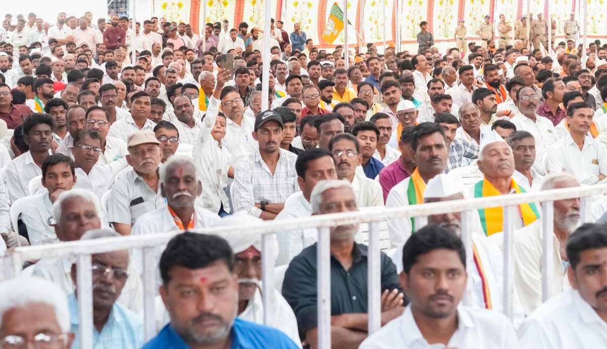 Dev_Fadnavis's tweet image. वाशिमच्या परिवर्तनाचा संकल्प... नीतीही, निधीही आणि नियतही!

वाशिम जिल्ह्यातील नगर परिषदांच्या आणि नगर पंचायतीचे नगराध्यक्ष पदाचे भाजपा उमेदवार व सर्व नगरसेवक पदाचे उमेदवार यांच्या प्रचारार्थ, आज वाशिम येथे आयोजित &apos;जाहीर सभे&apos;मध्ये उपस्थित राहून जनसमुदायाला संबोधित केले.

आमच्याकडे…